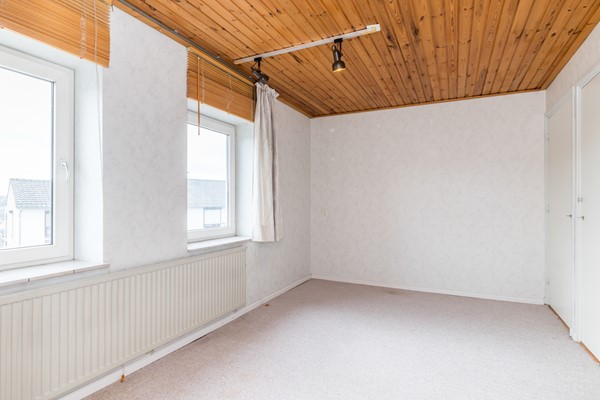 Foto - Te koop: Deels te moderniseren splitlevel drive-in woning (bouwjaar 1963) met 128 m² woonoppervlakte, 3 slaapkamers, tuin en een inpandige garage in Simpelveld